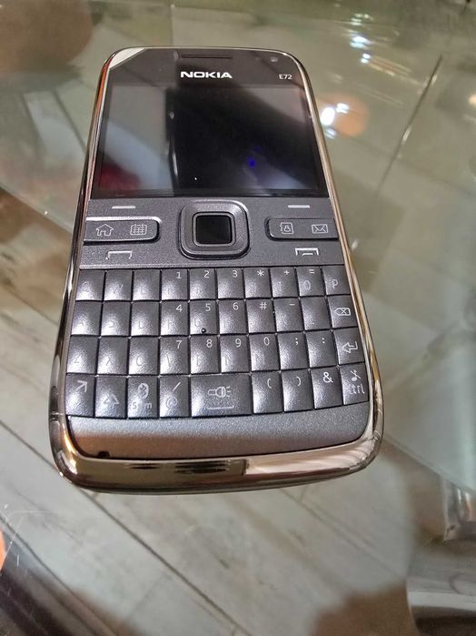 Vând Nokia E72 silver, meniu limba rămână, 0 minite vorbite