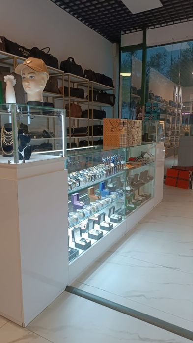 Продаются стеклянные витрины с освещением