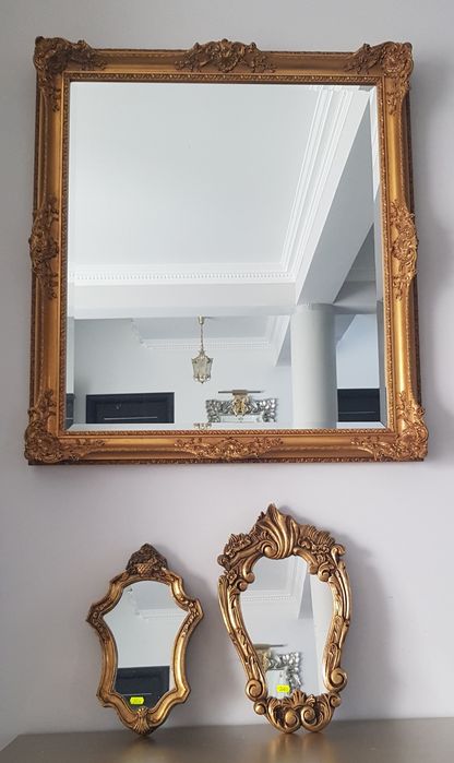 Oglindă veche cu ramă din lemn masiv