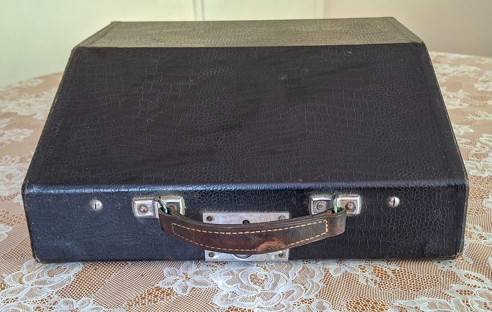 Антикварна пишеща машина Continental с оригиналния си куфар - Стара българска кирилица