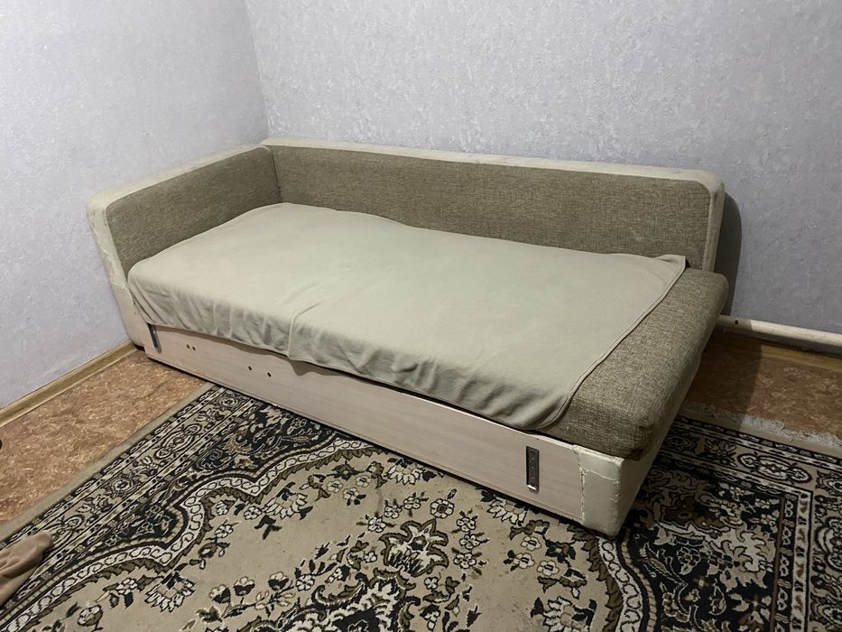 Кровать с полкой