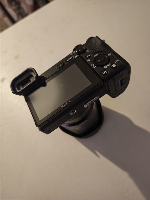 Sony A6500 cu rig,4baterii ,geanta,microfon rode si  obiectiv Carl Zeis 16-70
