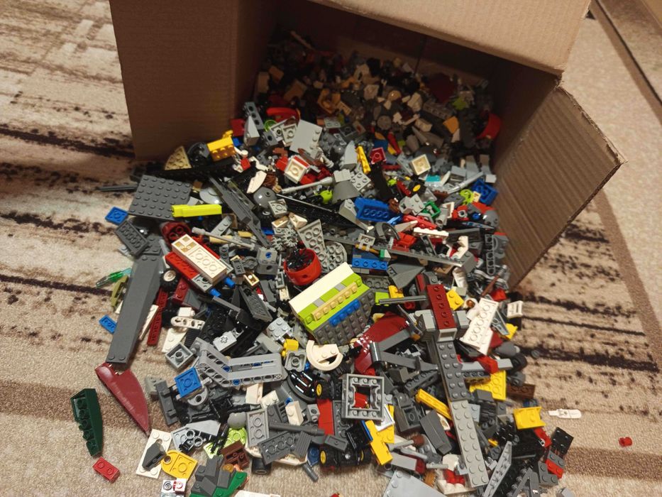 Кутия с няколко КГ LEGO части.