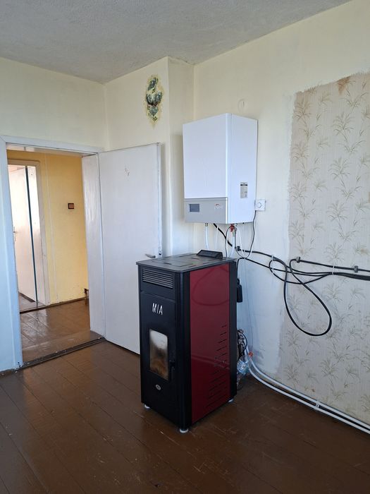 ЕТАЖ от фамилнакъща,  гараж и двор. Целият имот е необитаем.