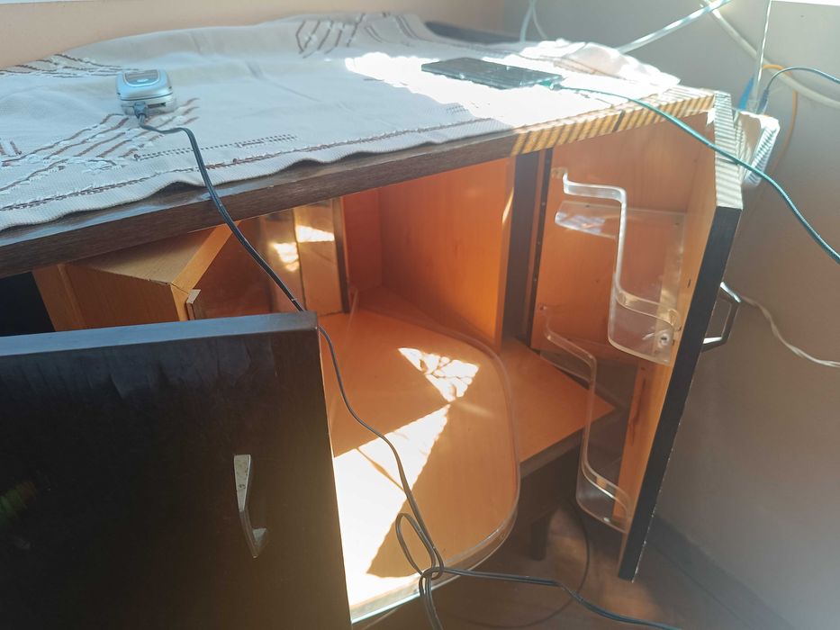 Дървен шкаф с въртящи врати