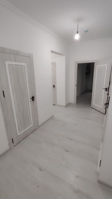 Uy sotiladi Yashnabod tumani Olmos mahallasi 16 qavatli 1 qavat 3 xona