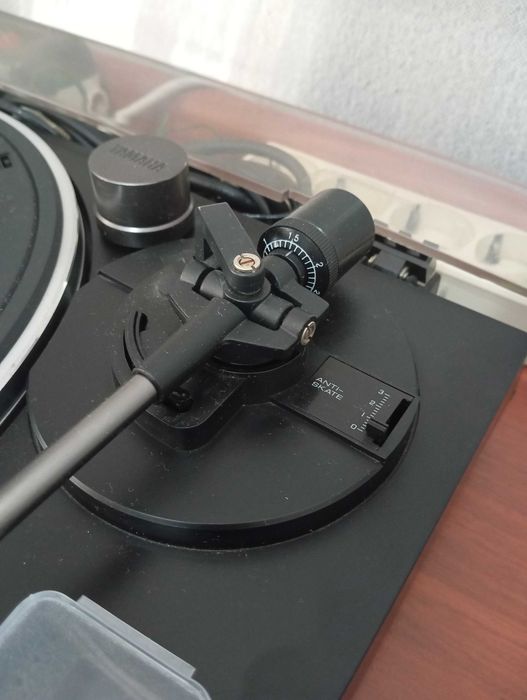 YAMAHA винтажный проигрыватель виниловых дисков.