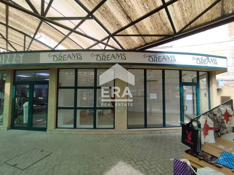 Светло просторно помещение с  голяма витрина