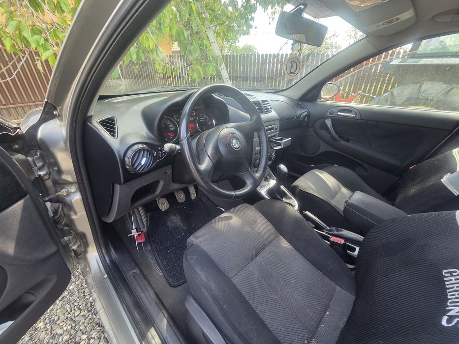 Se vinde pachet complet: Alfa Romeo 147 + 2 seturi cauciucuri (vară + iarnă)