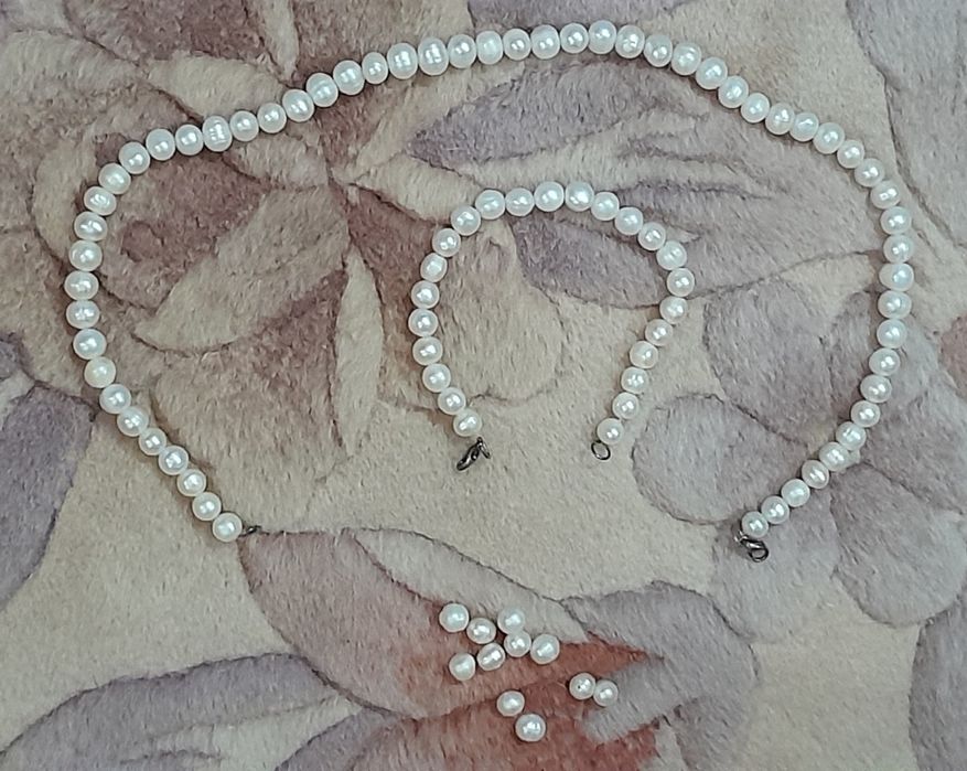 Ожерелье и браслет из натурального жемчуга.