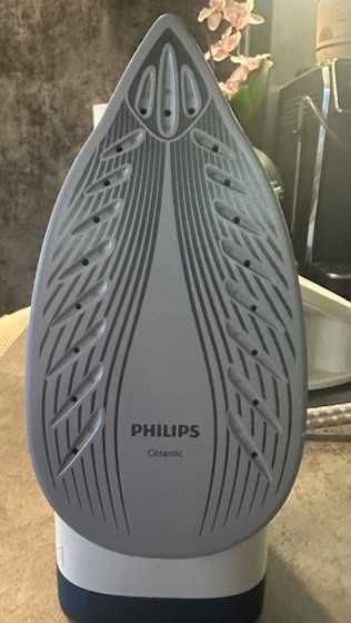 Парогенератор Philips FastCare Compact GC6709 с дъска за гладене