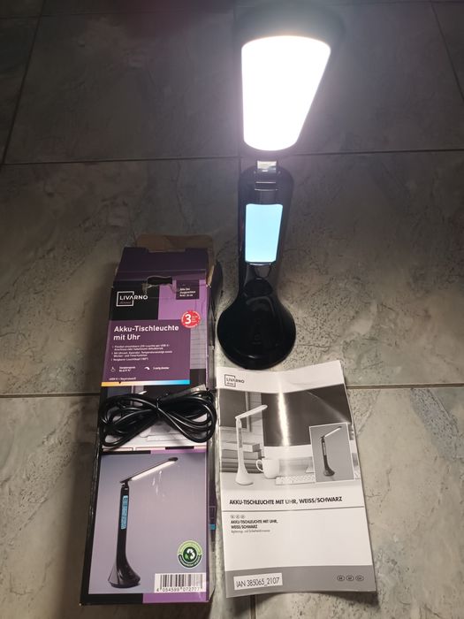 Офис лампа нова с кабел към компютър