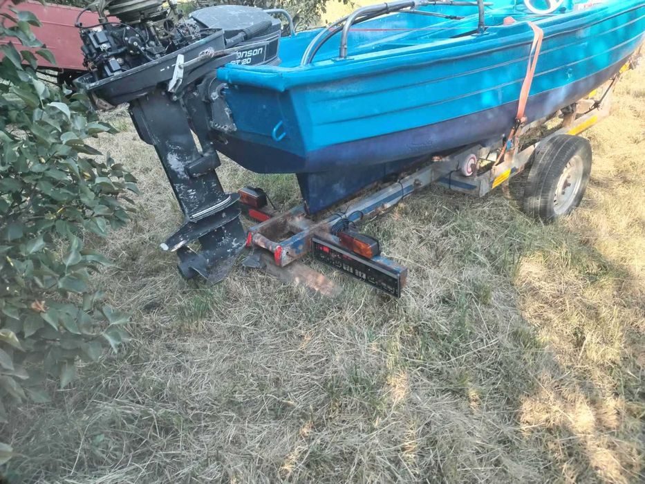 лодка с колесар за риболов