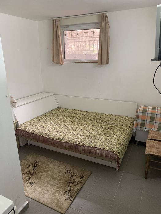 Помещение в сутеренеа под наем с баня и тоалетна