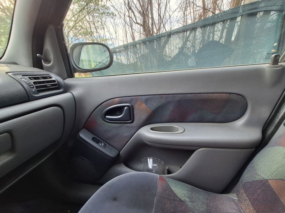 Продава се Renault Clio 1.2 бензин, 2000 г