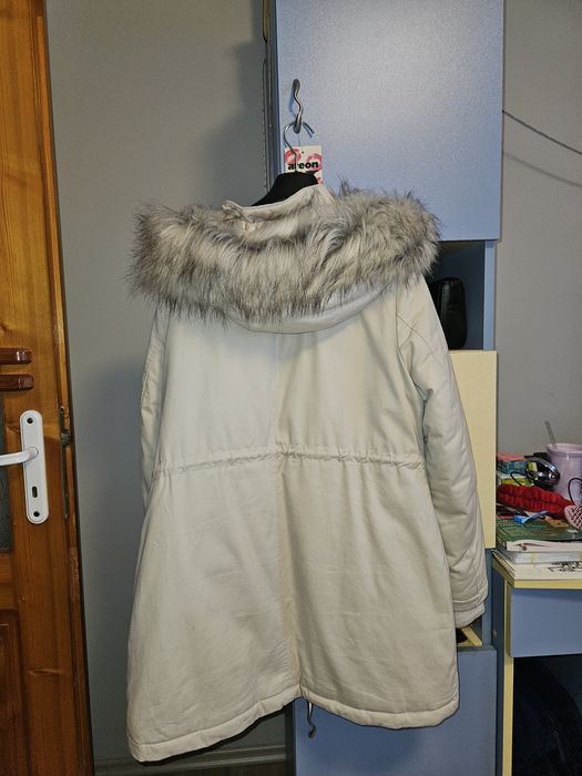 Стилно дамско зимно яке с пухена качулка - светъл цвят