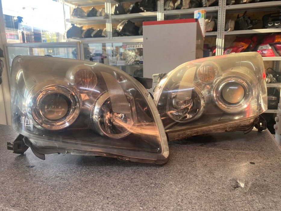 Фары фара Toyota Avensis галоген 05-08 год . Оригинал из Японии