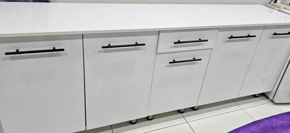 Медицинский шкаф. Акрил. Два кресла и круглый столик комплект