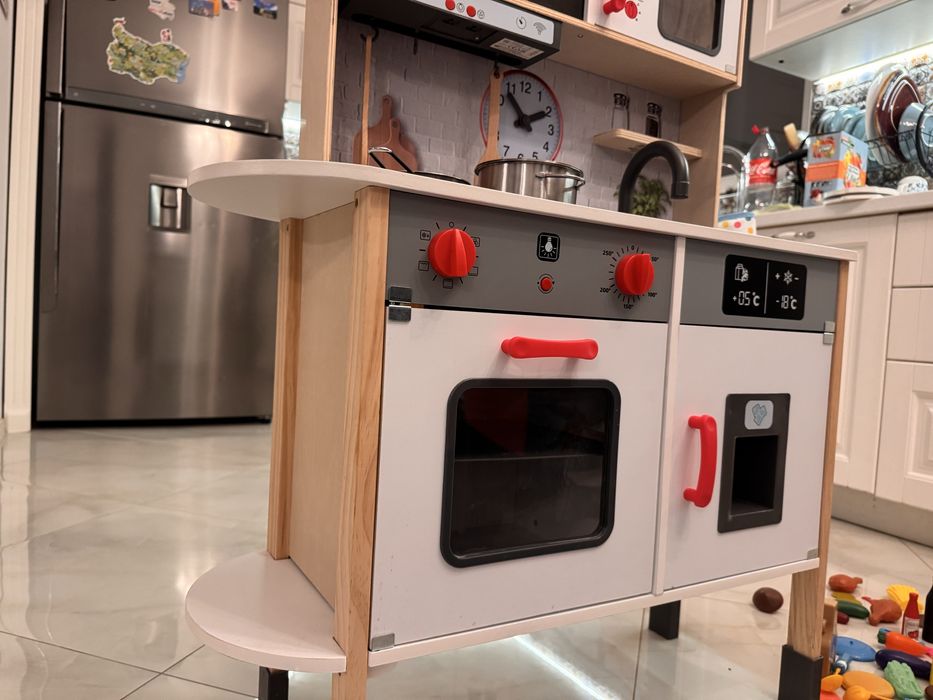 Дървена кухня със звук и светлини