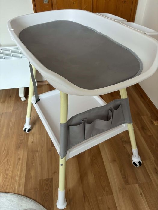 Маса за повиване ,регулируема височина,отлично състояние!