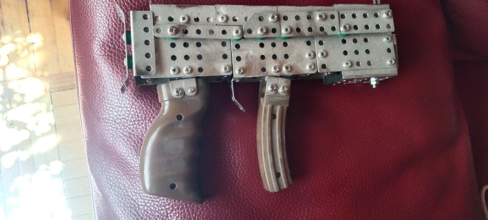 Игрушки. Пистолеты игрушечные.