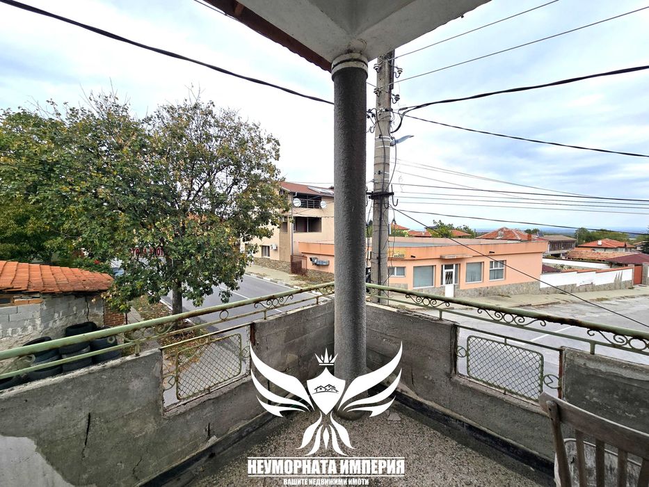 Продавам двуетажна къща с постройки 280РЗП с 900кв двор село Червен