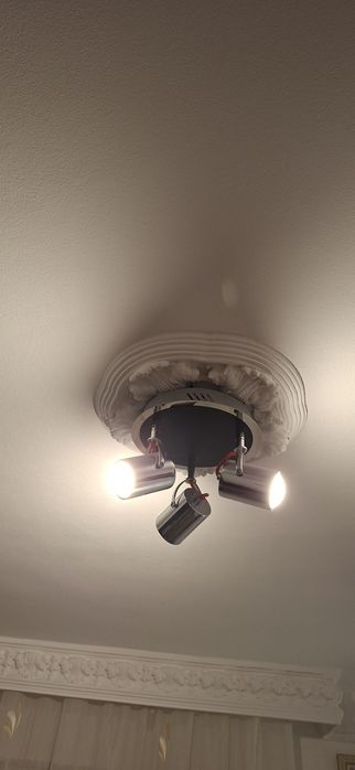 Plafoniera cu 3 spoturi led