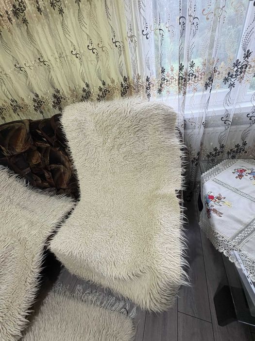 Set din lână, compus din: 3 treceri, pătura și 2 elemente pt. fotolii