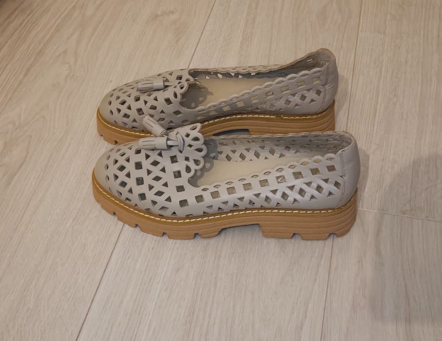 Pantofi bej de piele