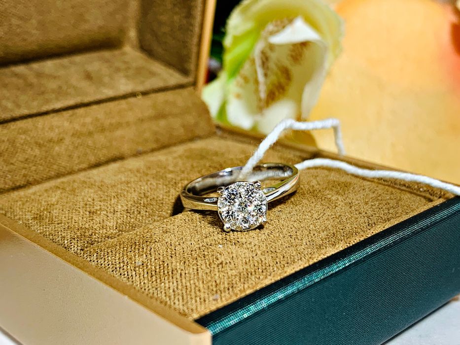 Оригинальной модели золотое кольцо с бриллиантами