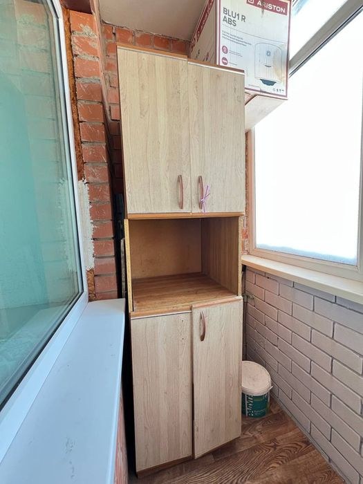 Шкафы, комод, стол со стульями