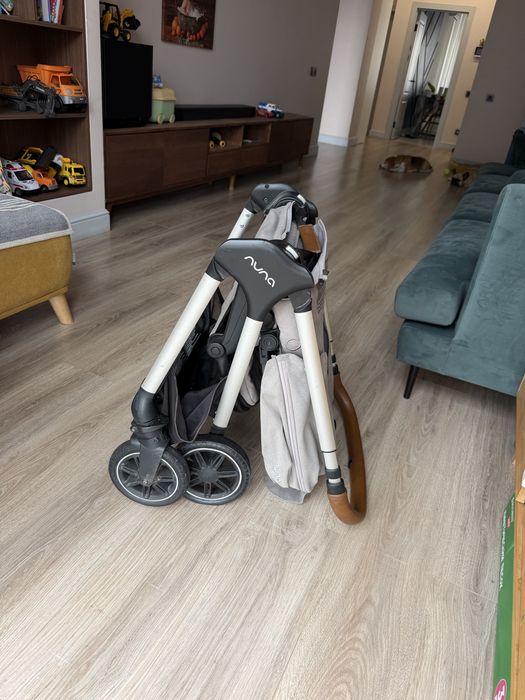 Продам коляску Nuna Triv