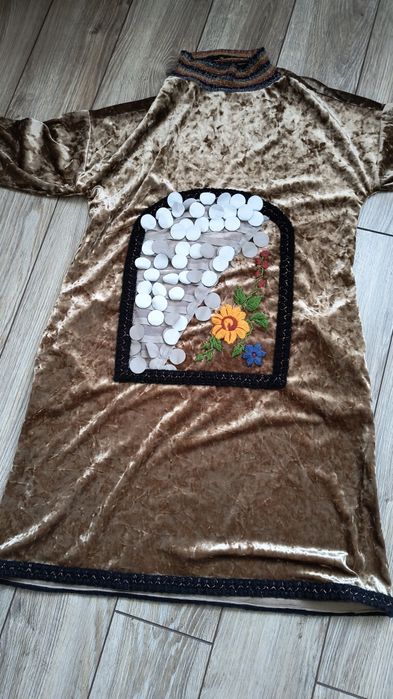 Rochie nouă, nepurtata, are cusături manuale, elegantă și de efect. Este unicat
