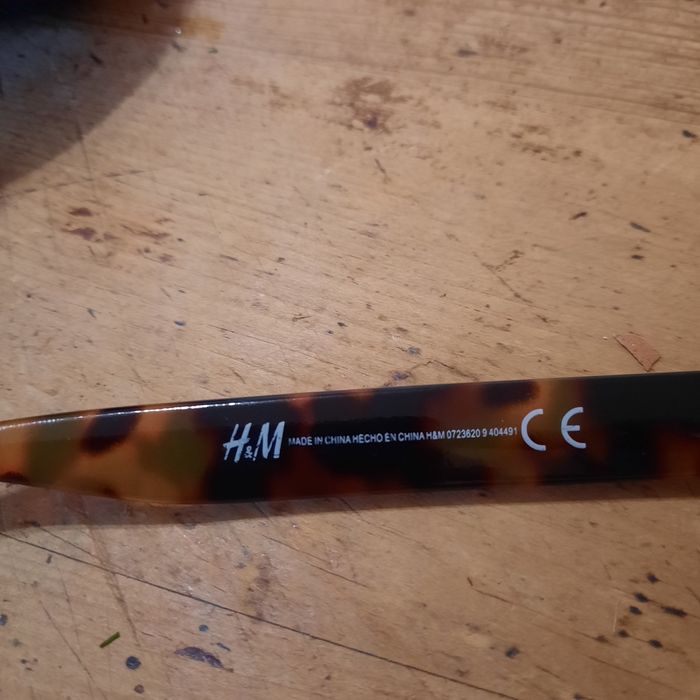 Продавам слънчеви очила