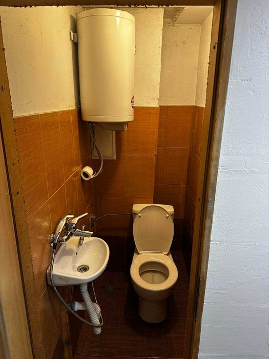 Гараж под наем в кв. Редута – ток, вода и санитарен възел