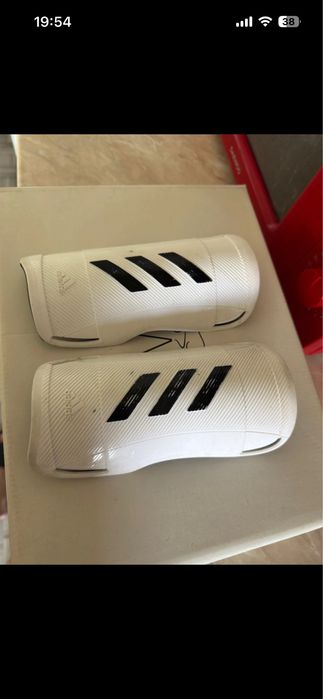 Aparatori de fotbal adidas am 4 perechi ca noi