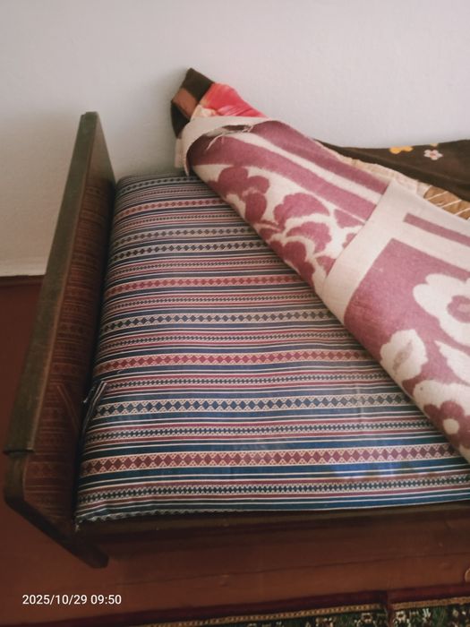 Кровать, стол со стульями, тумба