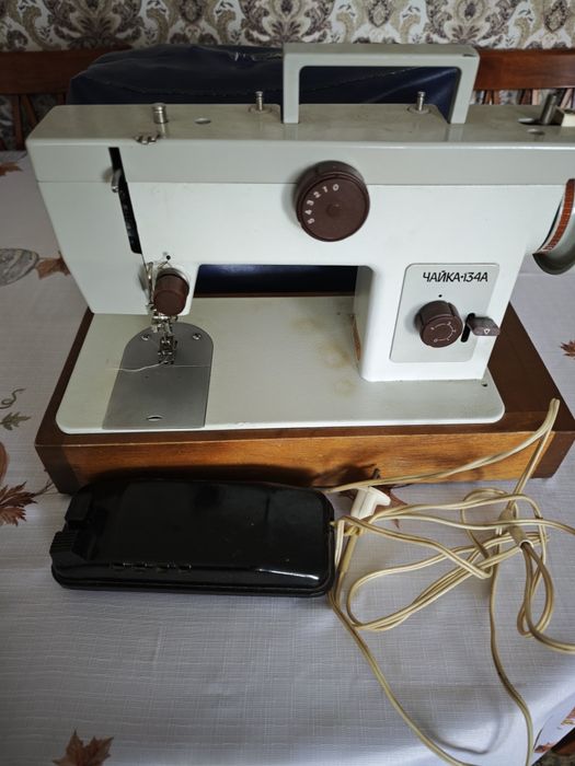Продам б/у швейную машинку