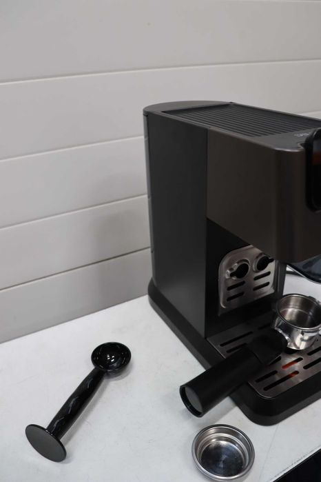 Кафемашина GRUNDIG KSM 5330, вграден контейнер за мляко, 1628W, 15bar , двойна дюза, цветен сензорен екран, BrewSense, CreamyPro, лек ДЕФЕКТ на каната
