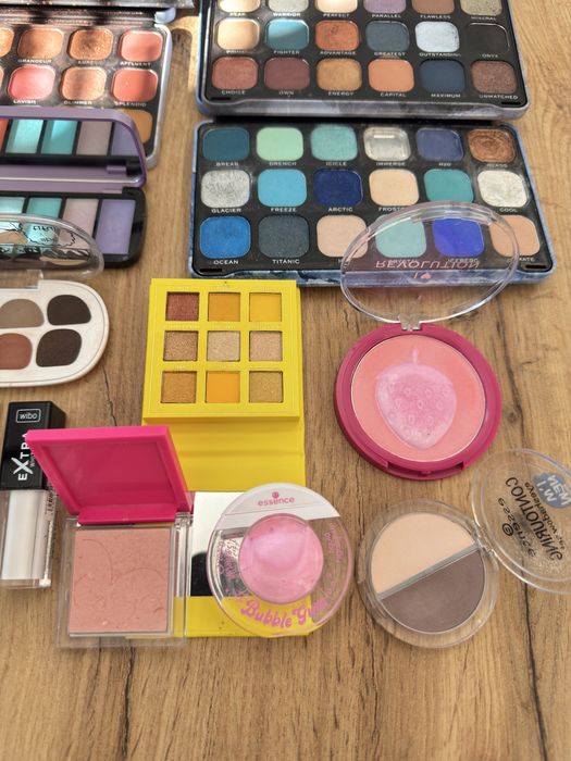 Гримове: Dwtn Paris, Revolution, Essence, Wibo, BellaPierre