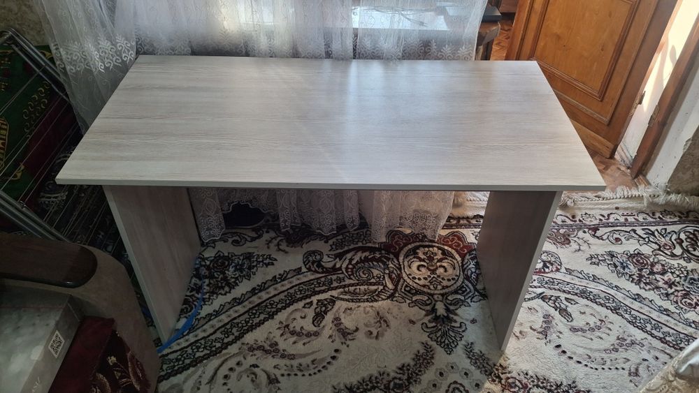 Письменный стол, светлый красивый