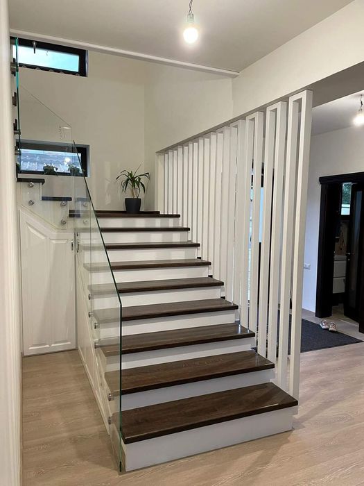 Scări din lemn masiv