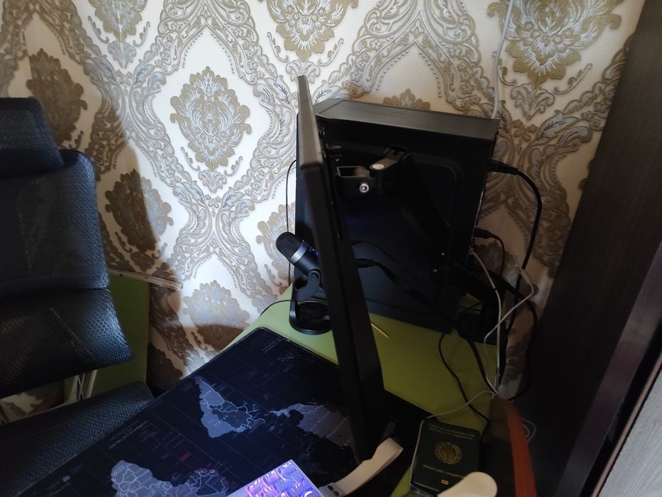 Продам монитор с кронштейном