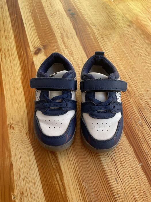 Продаю детские кроссовки р24.