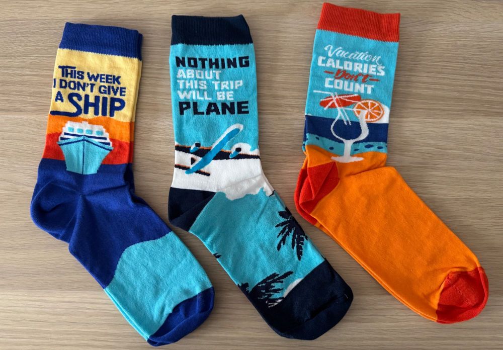 Дизайнерски нови чорапи с надпис за пътуване