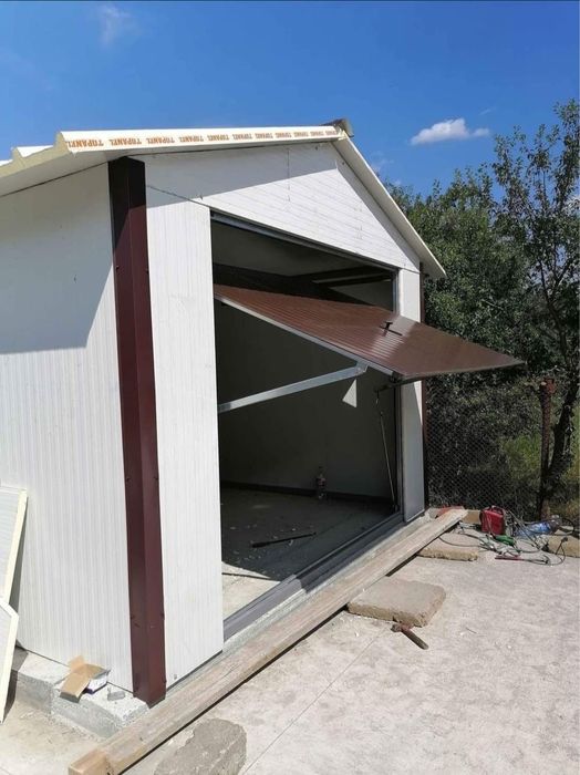 Vând garaj auto pe structură metalică învelit cu panouri sendviș