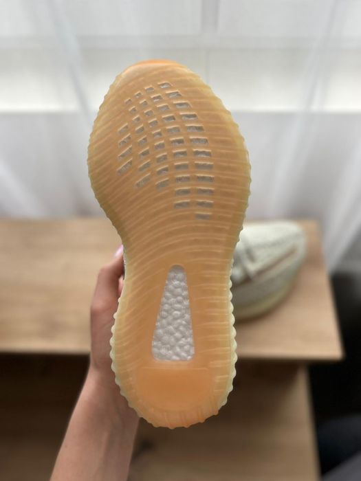 Yeezy 350 Bone .