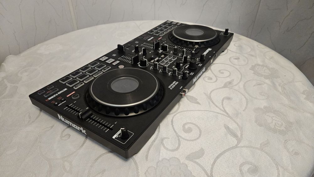DJ контроллер Numark Mixtrack Platinum FX