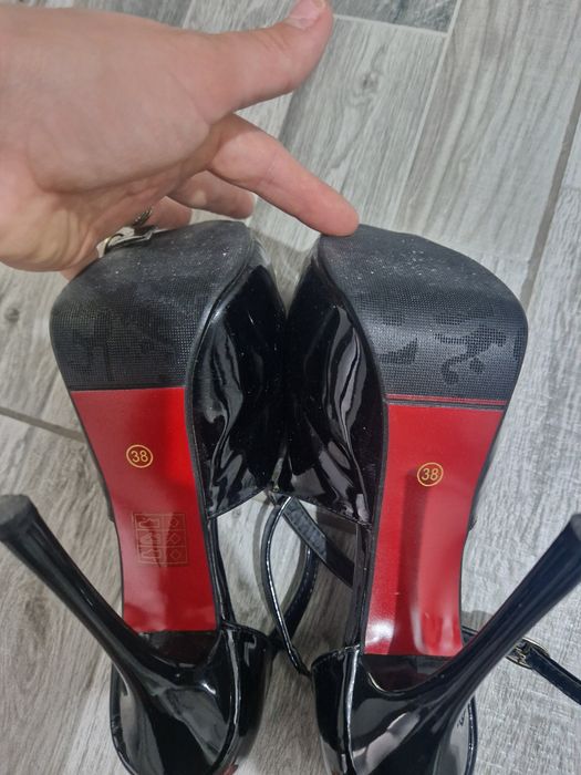 Pantofi semi-deschisi