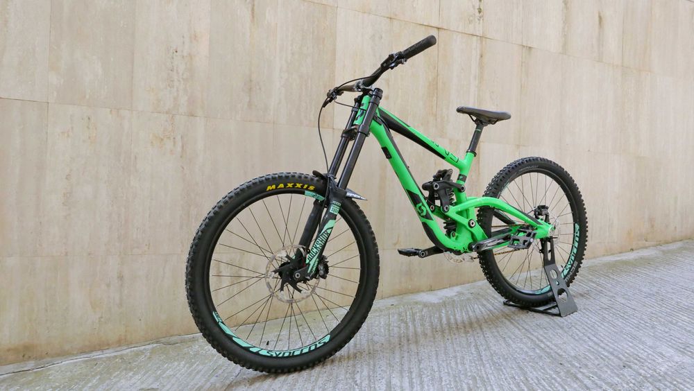 Scott Gambler 730 DH, Boxxer World Cup, RockShox Vivid RC2, Shimano Zee